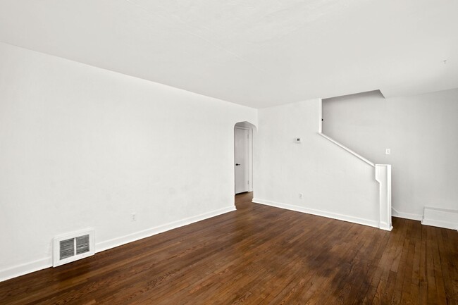 Building Photo - AVAILABLE MAY 1ST!! 3 BEDROOM IN NORTH VER...