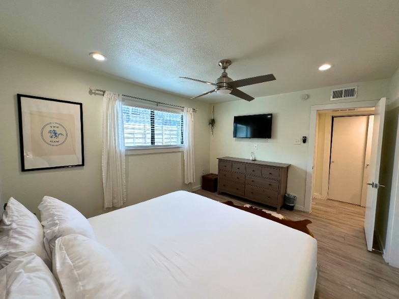 Building Photo - 5221 Bonita Ave