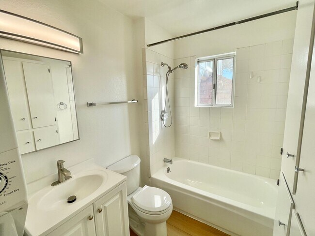 Building Photo - Bernal Heights 2Br House with Skylights, V...