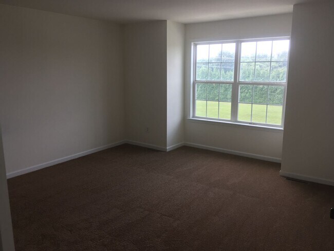 Building Photo - Room to spread out!