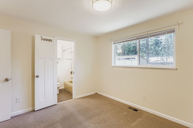 Building Photo - 3bd/2ba Sammamish House