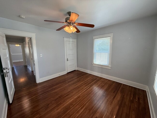 Building Photo - Charming 2 Bed / 1 Bath Corner Lot Home with Wraparound Porch