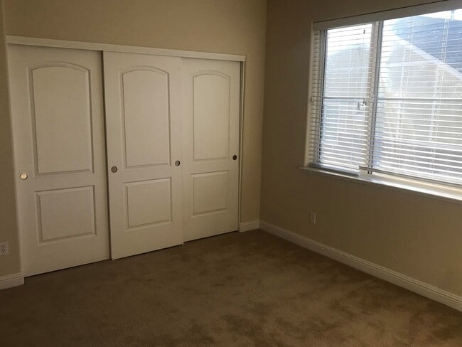 Building Photo - Cute Town-home in Truckee River Town-homes Subdivision