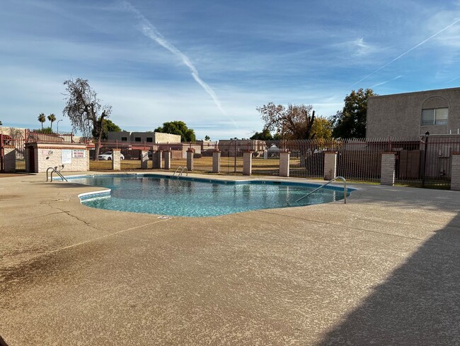 Building Photo - Beautifully Upgraded 3 Bedroom 1 Bathroom ...