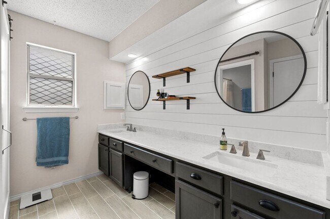 Building Photo - 3 Bedroom/2.5 Bath Northwest Park
