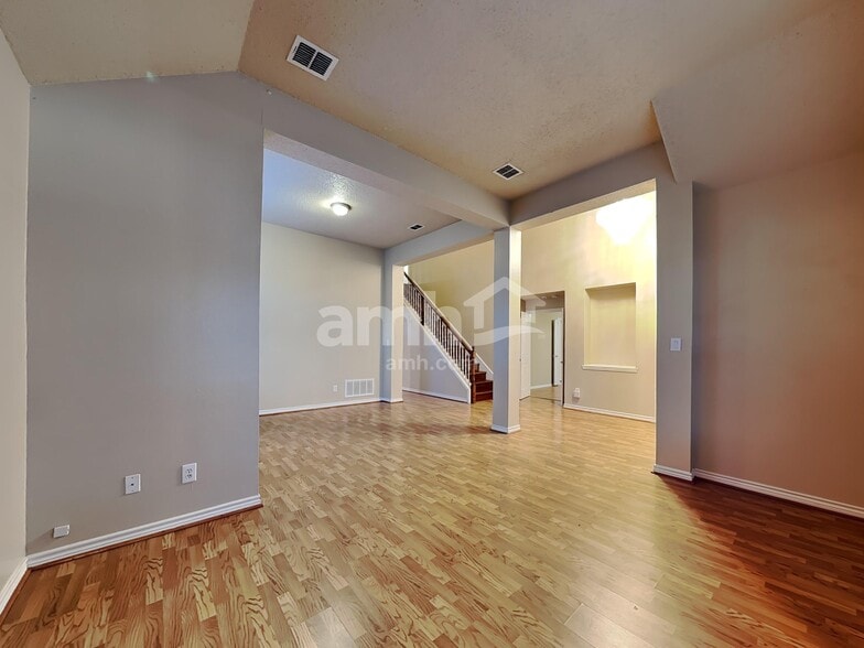 Building Photo - 2306 Valley Creek Dr