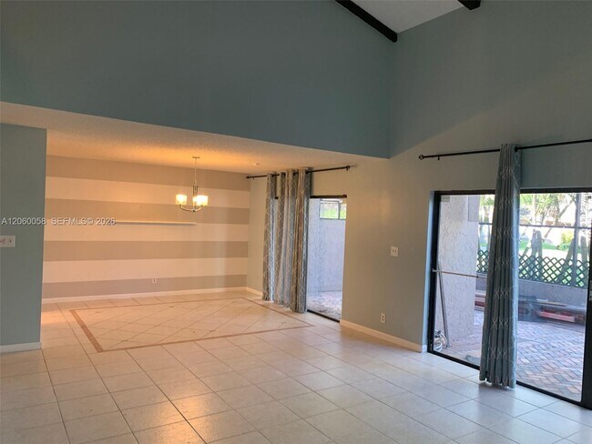 Building Photo - 305 Bonnie Brae Way