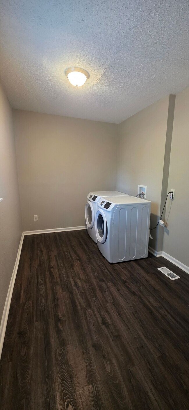 Building Photo - Welcome to this charming 3-bedroom, 2-bath...