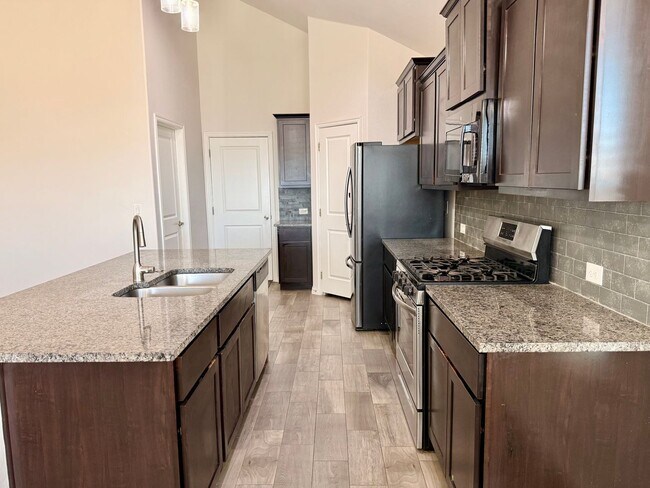 Building Photo - Beautiful 4 Bed 2 Bath in Mustang Schools