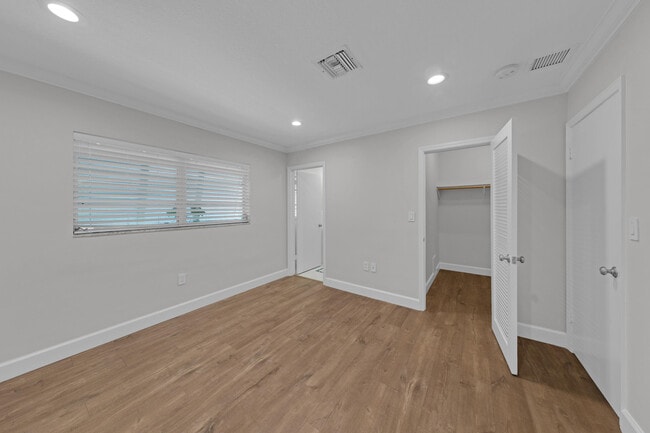 Building Photo - 900 NE 4th St