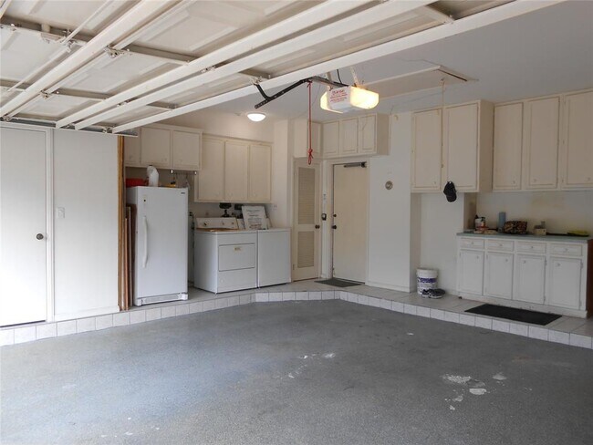 Building Photo - 9588 Doliver Dr