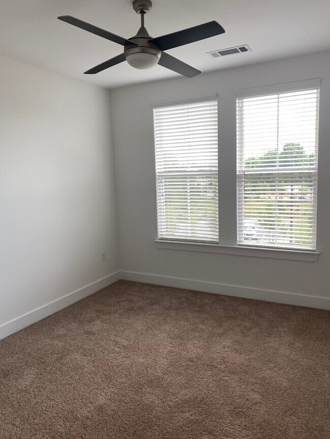 Building Photo - 1027 Gennett Cir