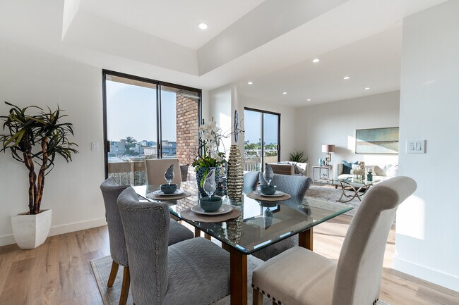 Building Photo - 828 S Bedford St