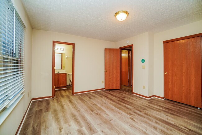 Building Photo - 6150 Kensington Glen Dr