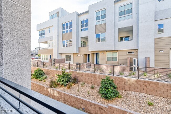 Building Photo - 643 Grey Saker St