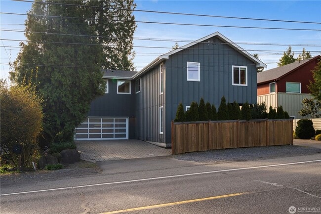 Building Photo - Modern Farmhouse Luxury in Coveted Matthews Beach Available NOW!