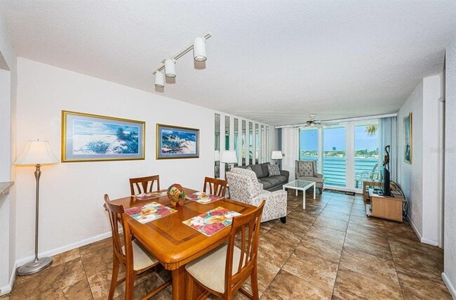 Building Photo - 5801 Bahia Del Mar Cir N