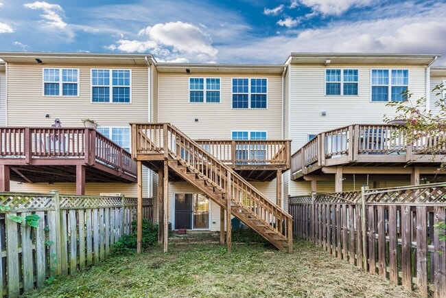 Building Photo - Fantastic Townhouse w/ Garage - Quick High...