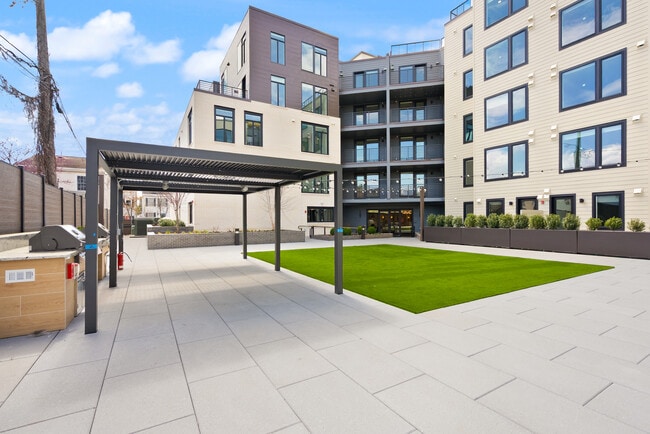 Building Photo - 701 N Henry St