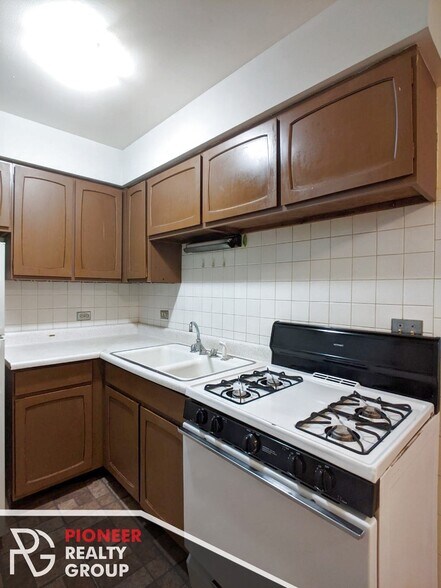 Building Photo - 502 W Briar Pl
