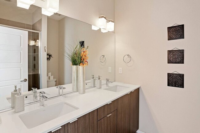 Building Photo - City View Haven: Modern 2-Bed Townhome in ...