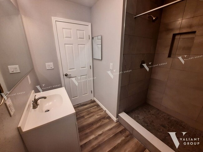 Building Photo - 2 Bedroom House for Rent | Easy Access to Kansas & Chestnut Expwy