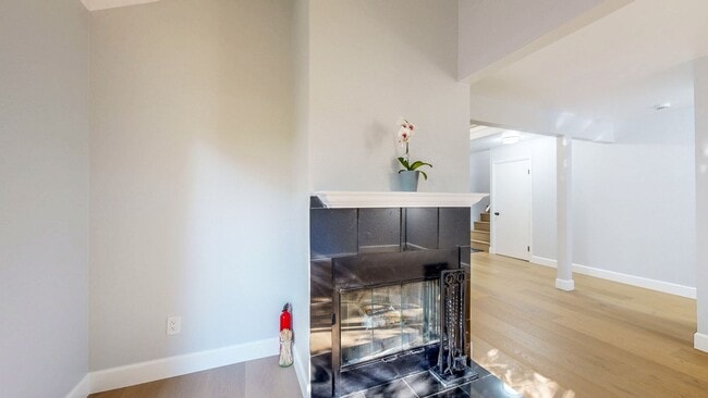 Building Photo - Cozy 2 Bedroom 1.5 Bath with Private Yard and Two Car Garage !