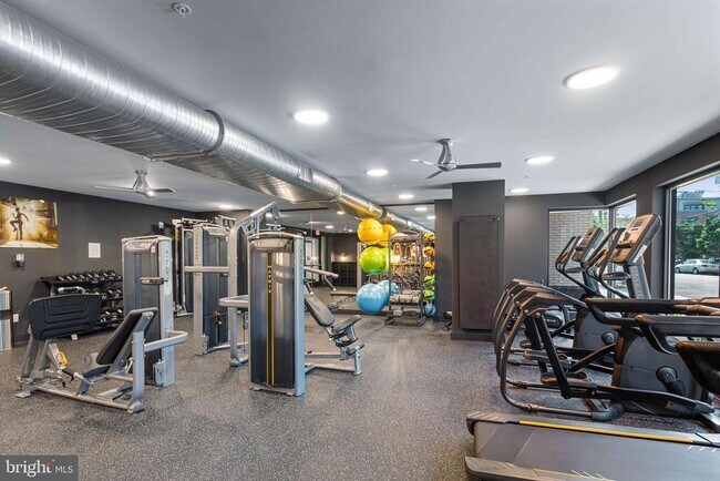 Building Photo - 701 N Henry St