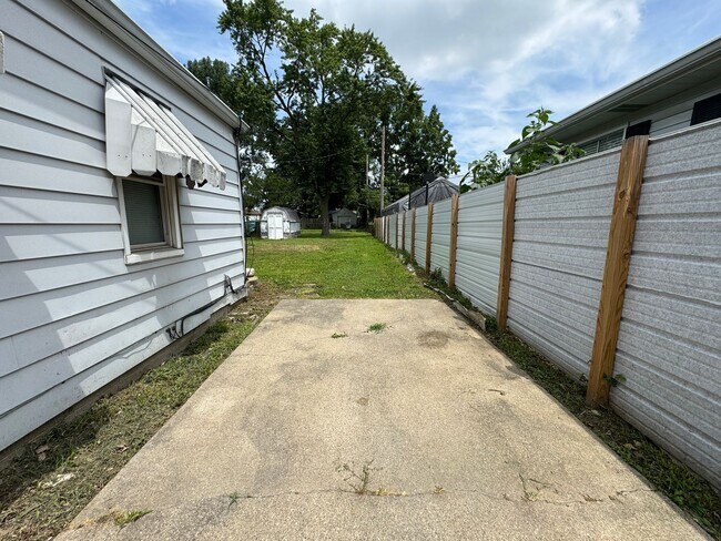 Building Photo - 2342 E Legrande Ave