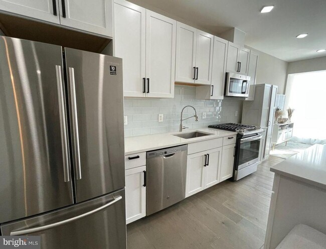 Building Photo - Cozy 3 Bedroom 2 Bathroom Condo- Conveniently Located in the heart of Washington, DC
