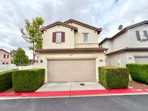 Building Photo - Charming 3 Bedroom Bel Flora Home with Private Patio & Amenities