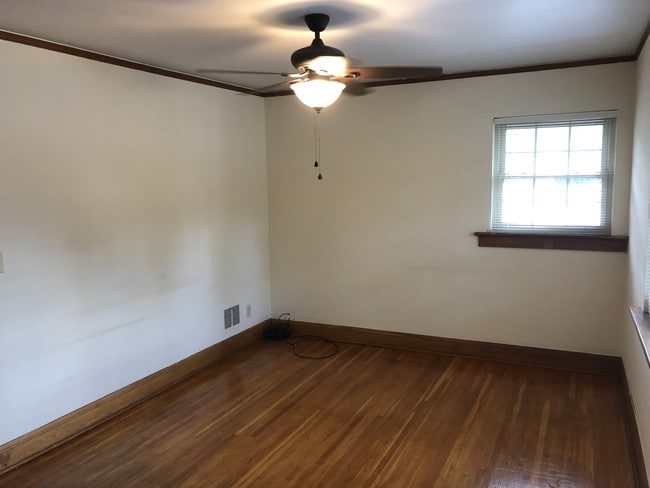 Front Bedroom - 1110 Hickory Rd