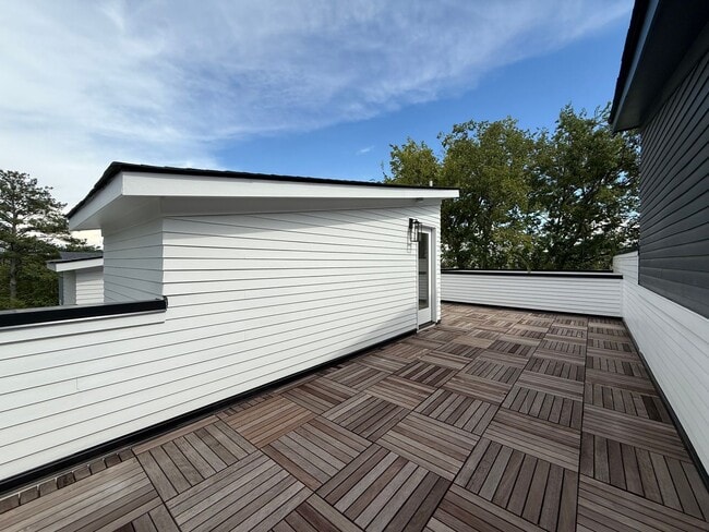 Building Photo - Luxurious New Construction 4BD, 4BA Downto...