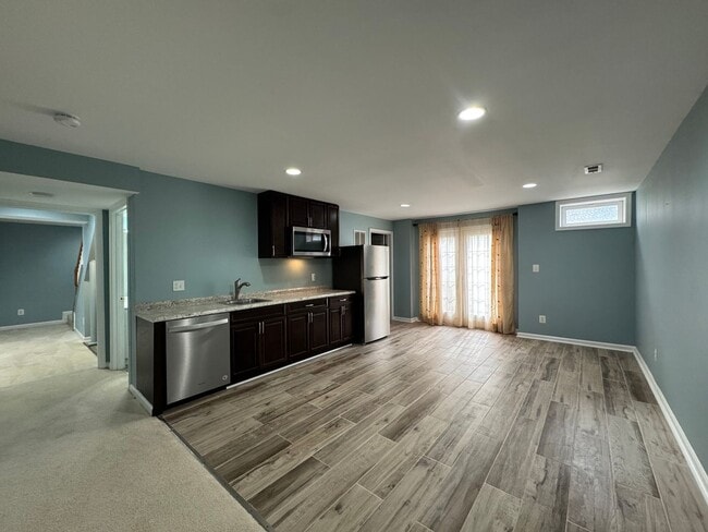 Building Photo - Stunning  4 Bed 3 Bath Home With Spacious ...