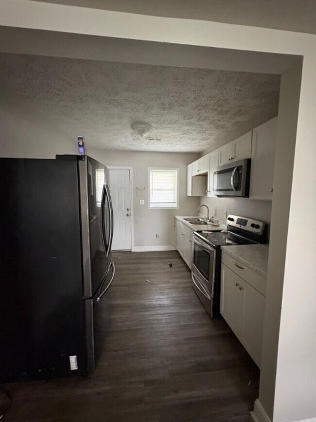 Building Photo - Bragg Court Apartment offering 1/2 OFF YOUR FIRST MONTHS RENT!! Available NOW!!