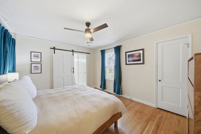 Building Photo - Charming Midtown bungalow just minutes from downtown!