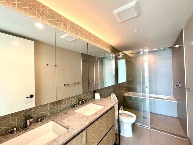 Building Photo - Koula: New 2 Bed, 2 Bath Condo with 1 Park...
