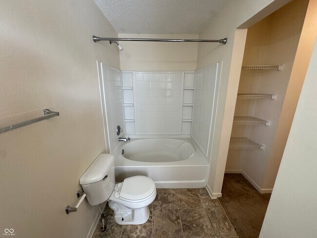 Building Photo - 2274 Bridlewood Dr