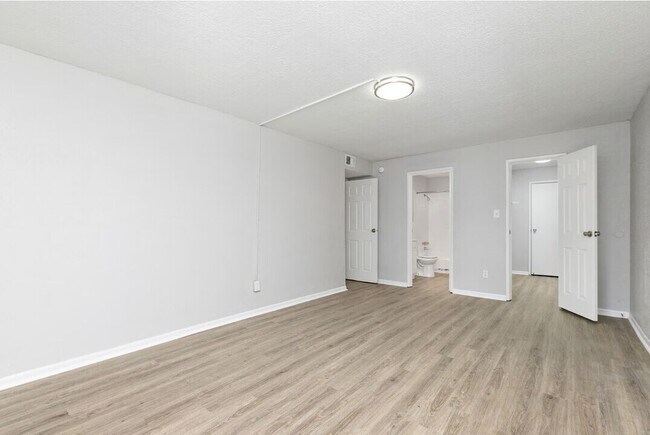 Building Photo - 5400-5600 E 84th Ter-21A