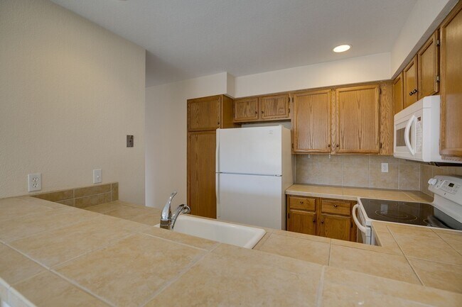 Building Photo - Downtown Mercer Island Condo Available Now!
