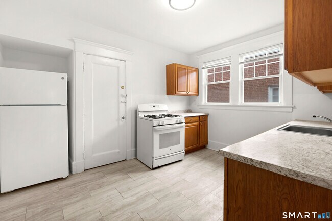 Building Photo - 155 Elm St