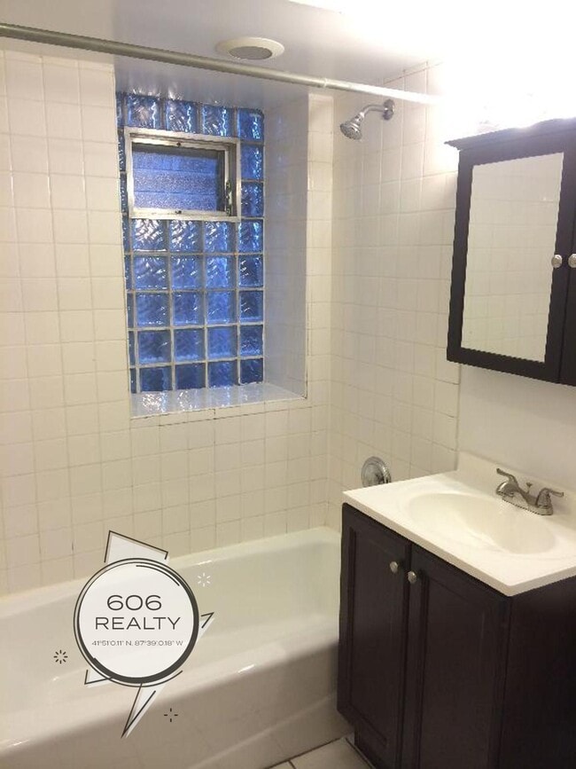 Building Photo - Beautiful Logan Square Apartments!