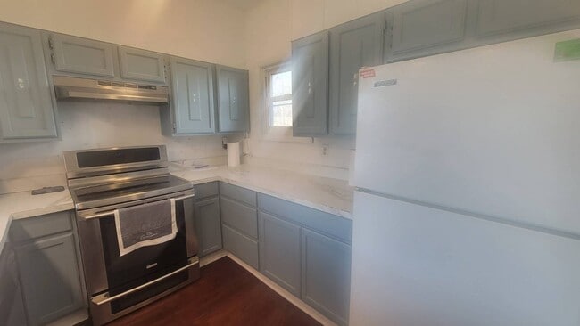 Building Photo - 1020 5th St