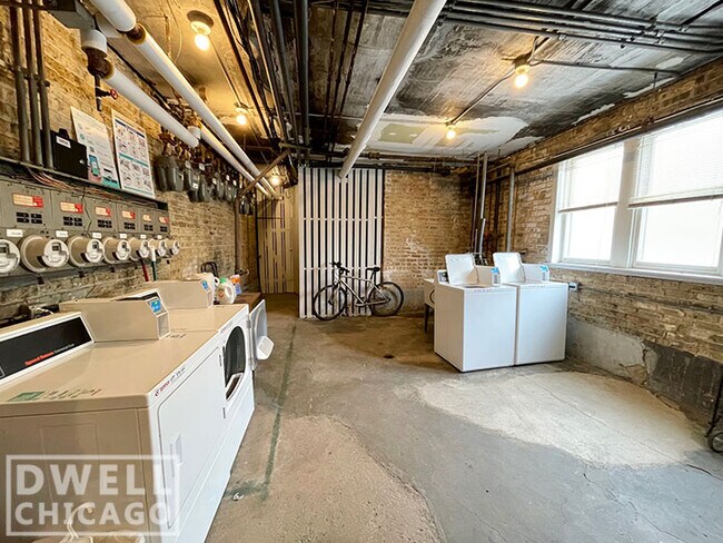 Building Photo - 1911 W Larchmont Ave