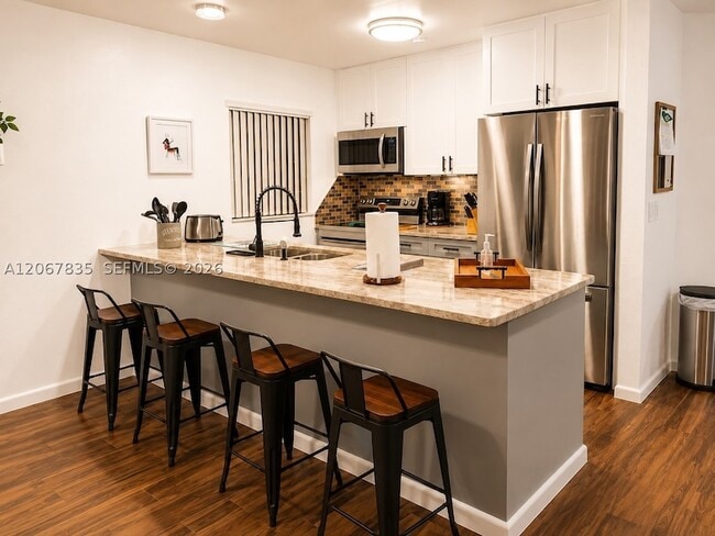 Building Photo - 4633 Vilabella Dr