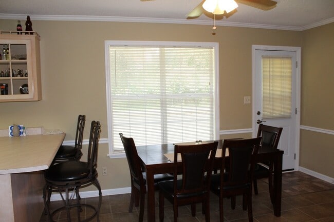 Building Photo - Exquisite 3BR/2BA Home Minutes from Moody AFB with Luxurious Features!