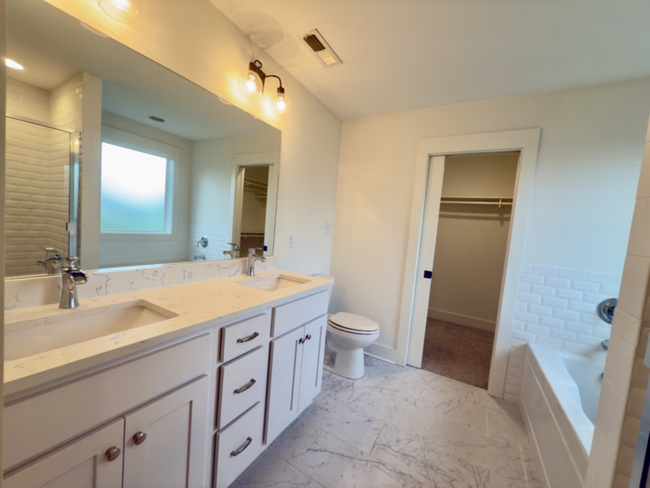Building Photo - Beautiful 3 bed 3 bath WALKABLE to restaur...