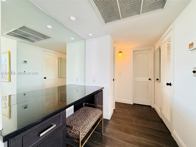 Building Photo - 3140 S Ocean Dr