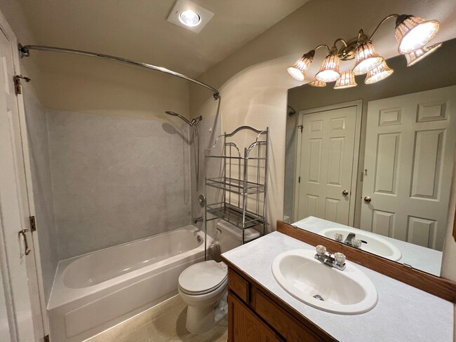 Building Photo - 2 Bedroom 1.5 Bath Townhome for Rent with ...