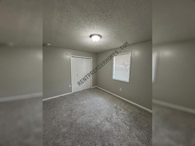 Building Photo - 407 S Fir St